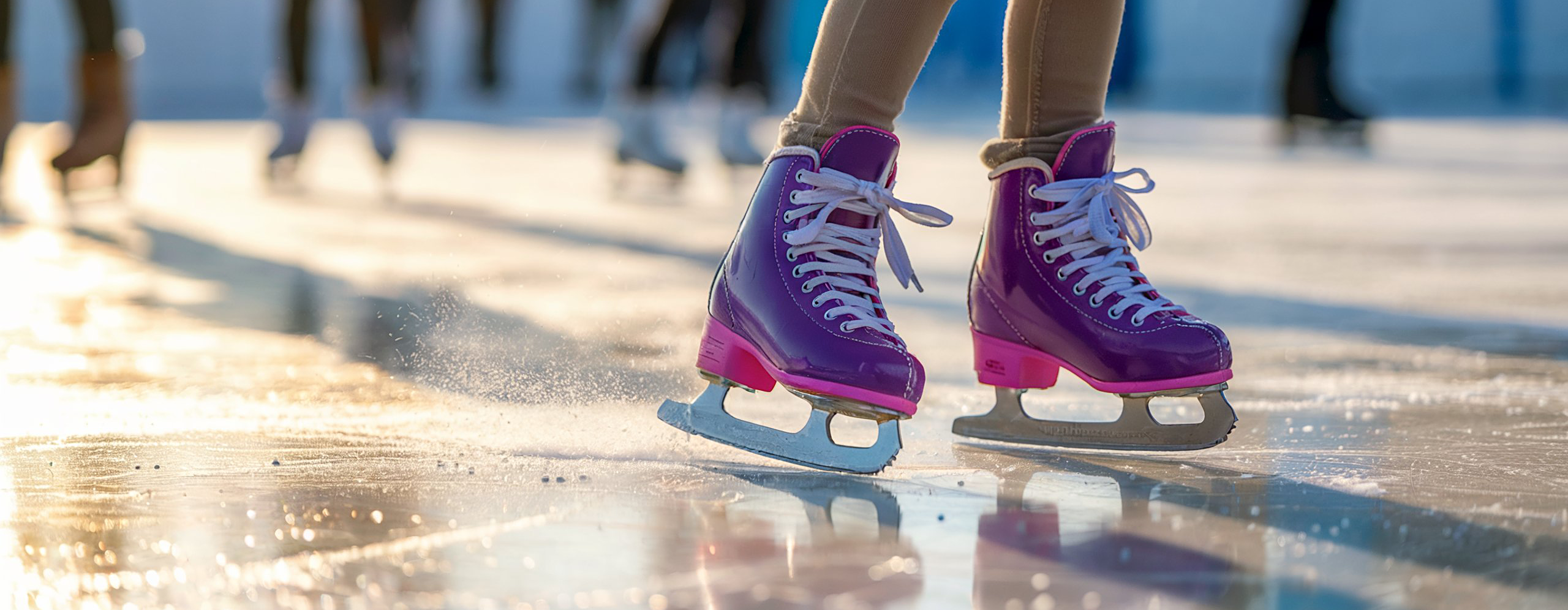 Eislaufen/Schlittschuhlaufen auf der Eisbahn bei ICEDOUT BERLIN im Horst-Dohm-Stadion in Charlottenburg/Wilmersdorf